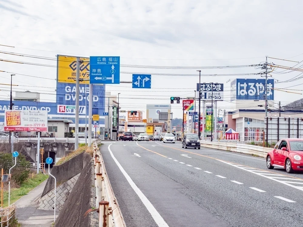 八楽笑への行き方：国道2号線 東から西を見たところ