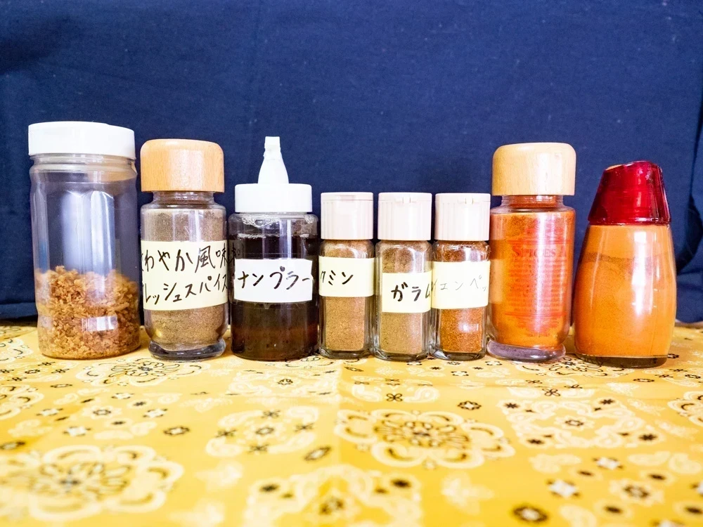 アモン:卓上のスパイス類