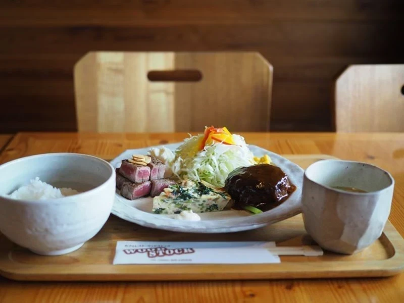 カフェレストWOODSTOCK(ウッドストック) ～ お客様に支えられて16年。木の温もりあふれるみんなのレストラン