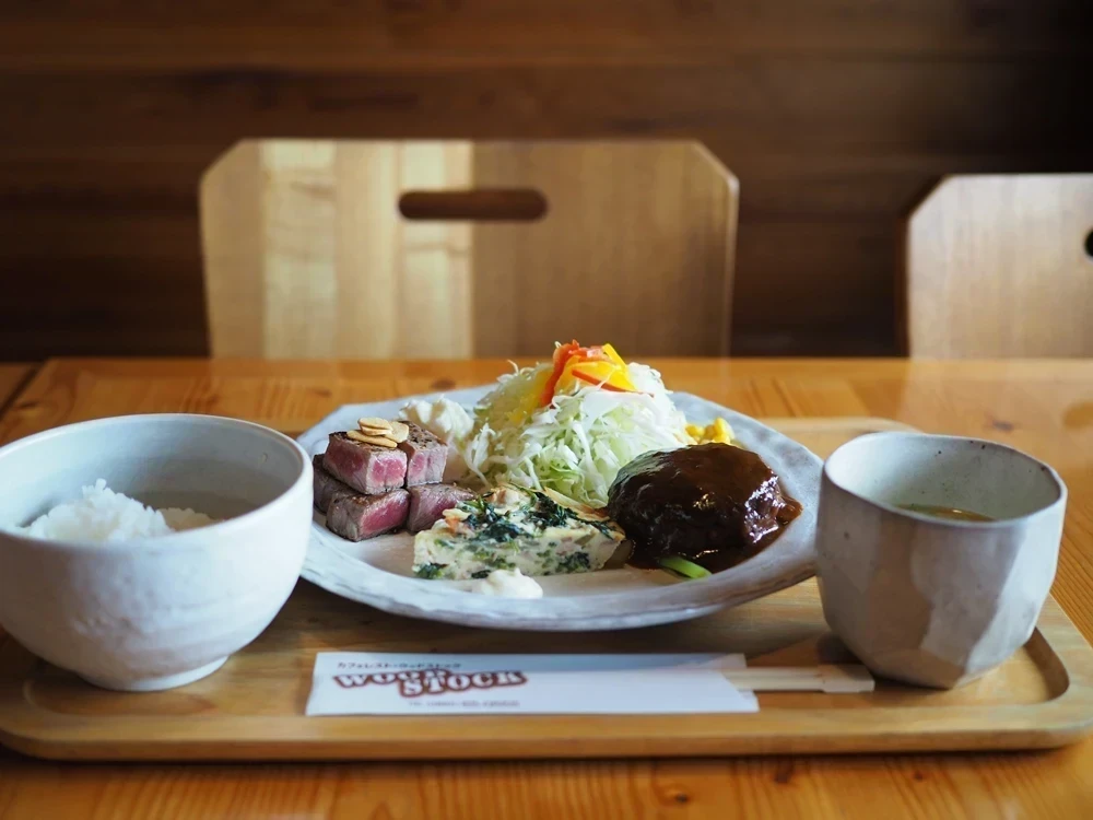 カフェレストWOODSTOCK(ウッドストック) ～ お客様に支えられて16年。木の温もりあふれるみんなのレストラン