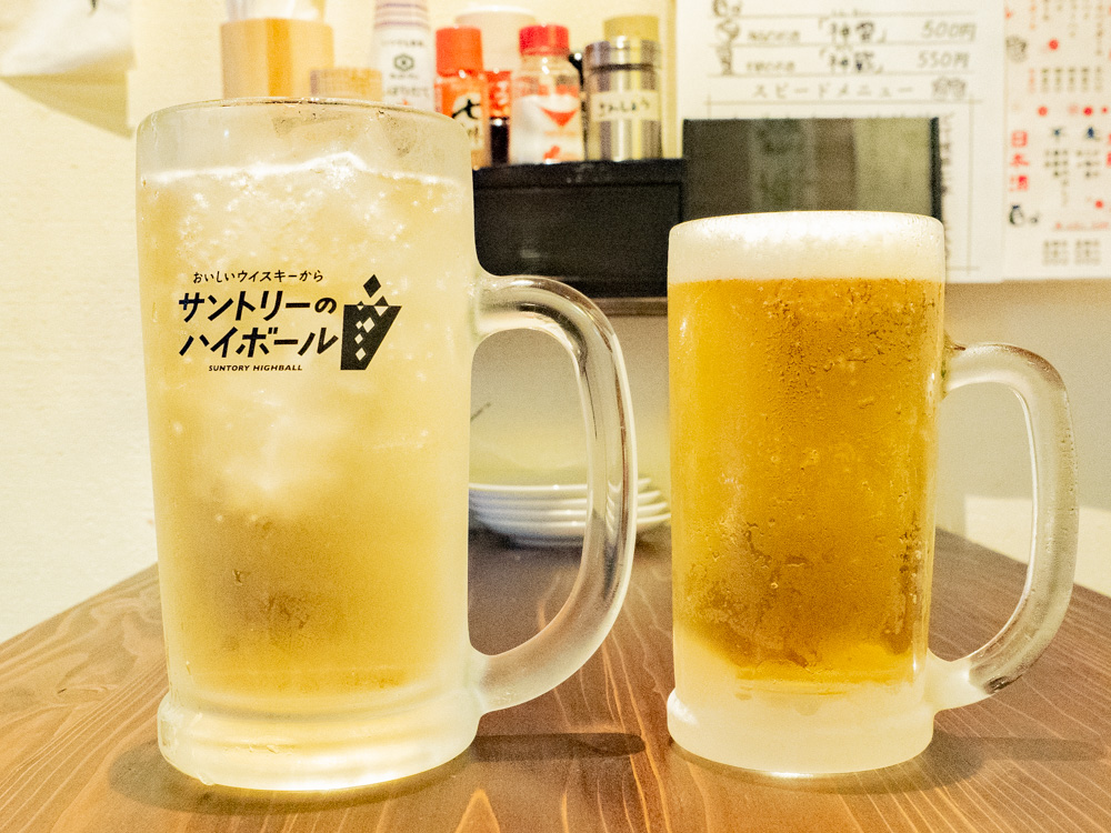 角メガハイボール(左)と中ジョッキ(右)を比較