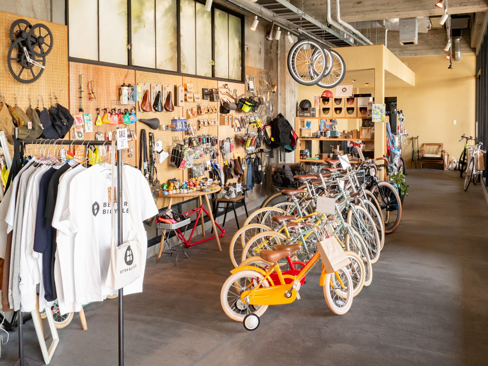 フロア内には、なんと自転車店もある