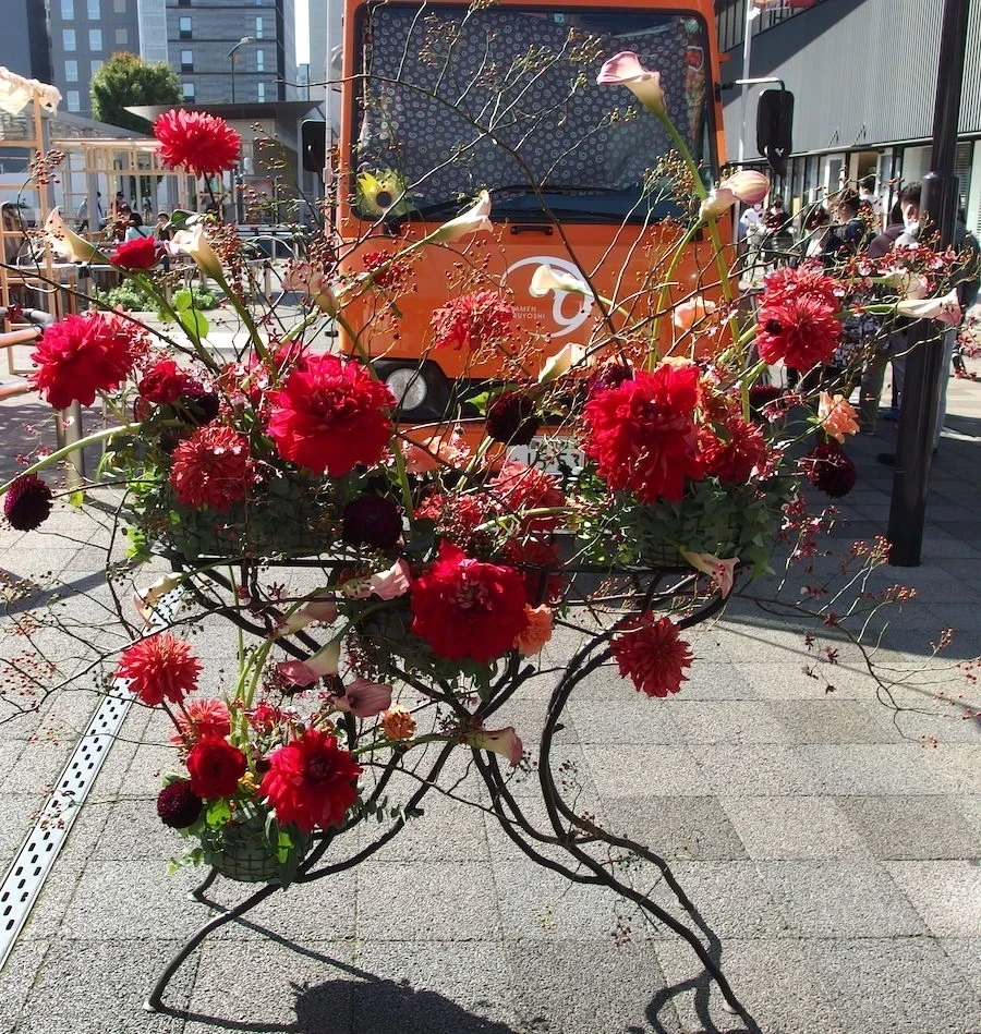 キッチンカーと花オブジェ
