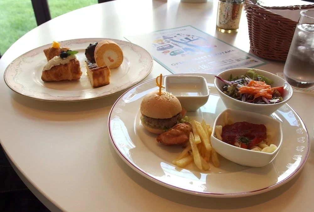 セラヴィアフタヌーン スイーツイベントの軽食プレートとスイーツプレート