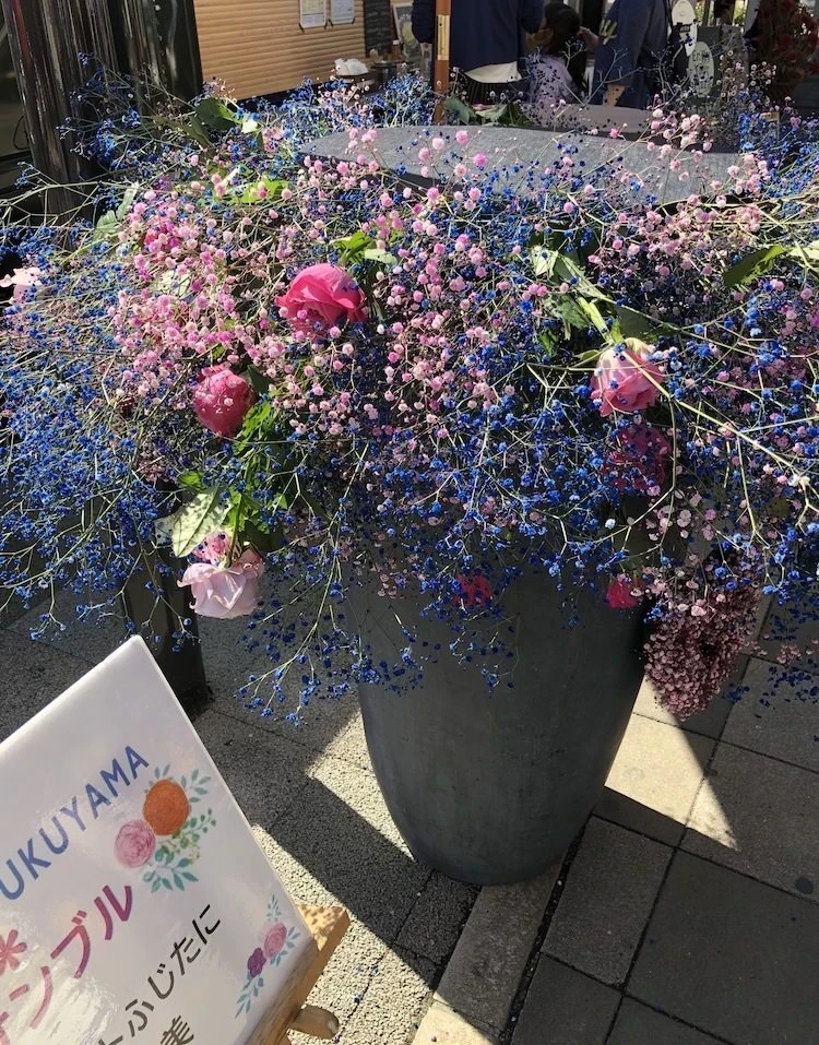 福山駅前の花オブジェ
