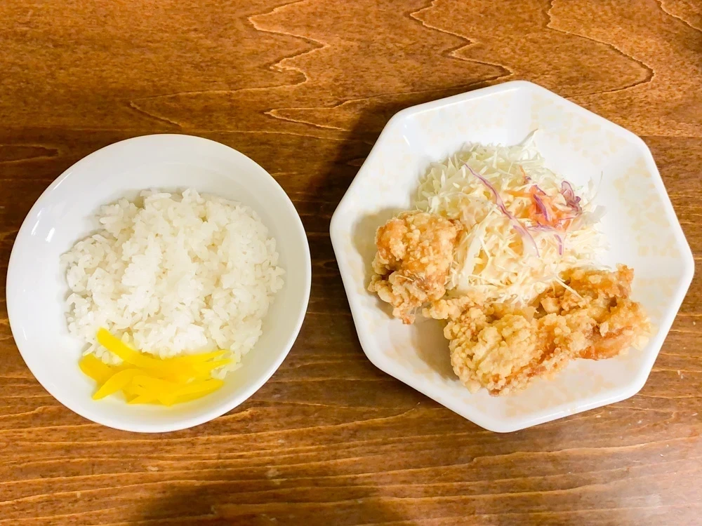 から揚げセットの小ライスと鶏のから揚げ