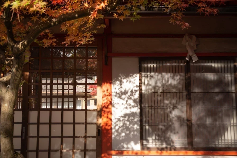 白雲大社ゑびす宮に映るもみじ