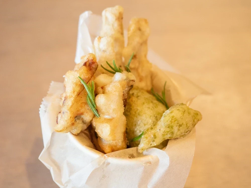 鞆一商店:瀬戸内の小魚フリットとゼッポリーネ