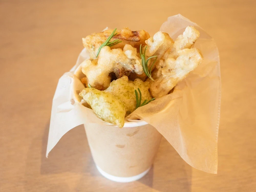 鞆一商店:瀬戸内の小魚フリットとゼッポリーネ