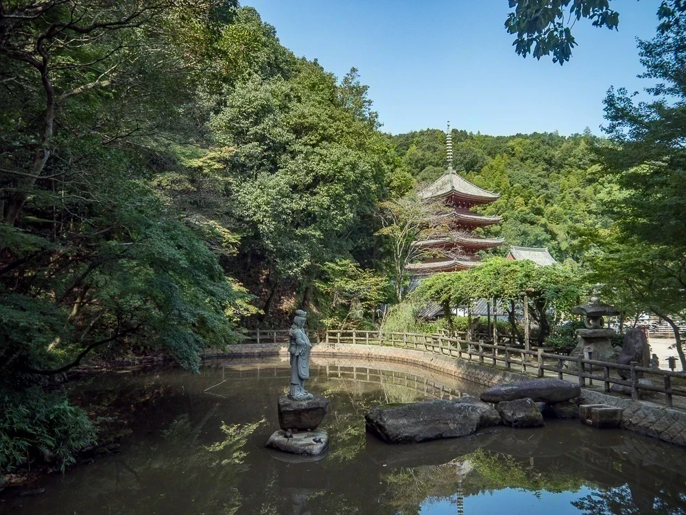 明王院:弁天池と五重塔