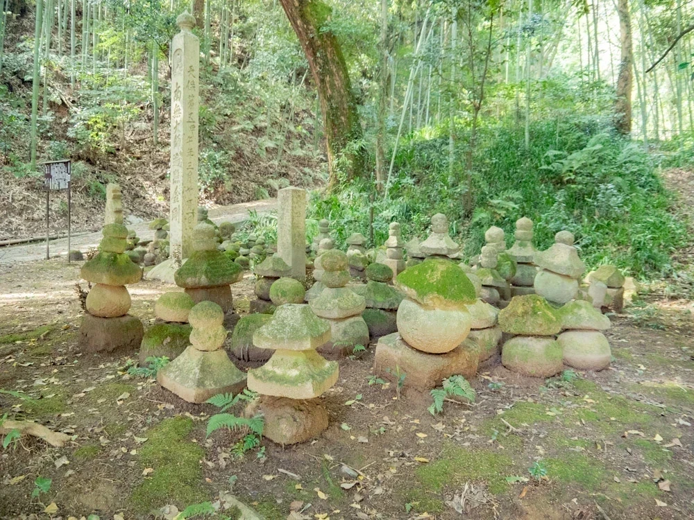 明王院:草戸千軒町遺跡 墓石群