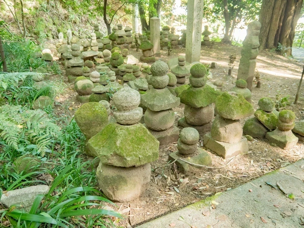 明王院:草戸千軒町遺跡 墓石群