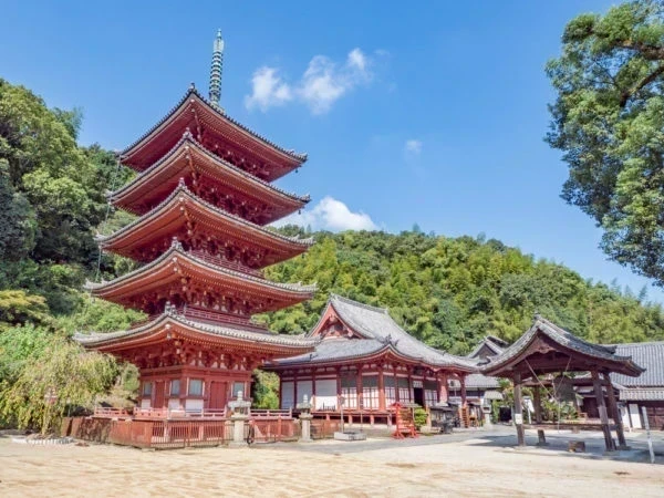 明王院 〜 境内に国宝建造物が2棟。五重塔・本堂など重要文化財がたくさんある草戸千軒や福山藩主ゆかりの寺院