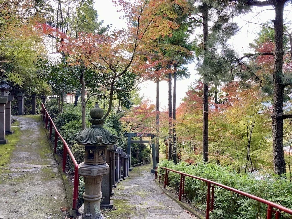 白雲大社参道下り