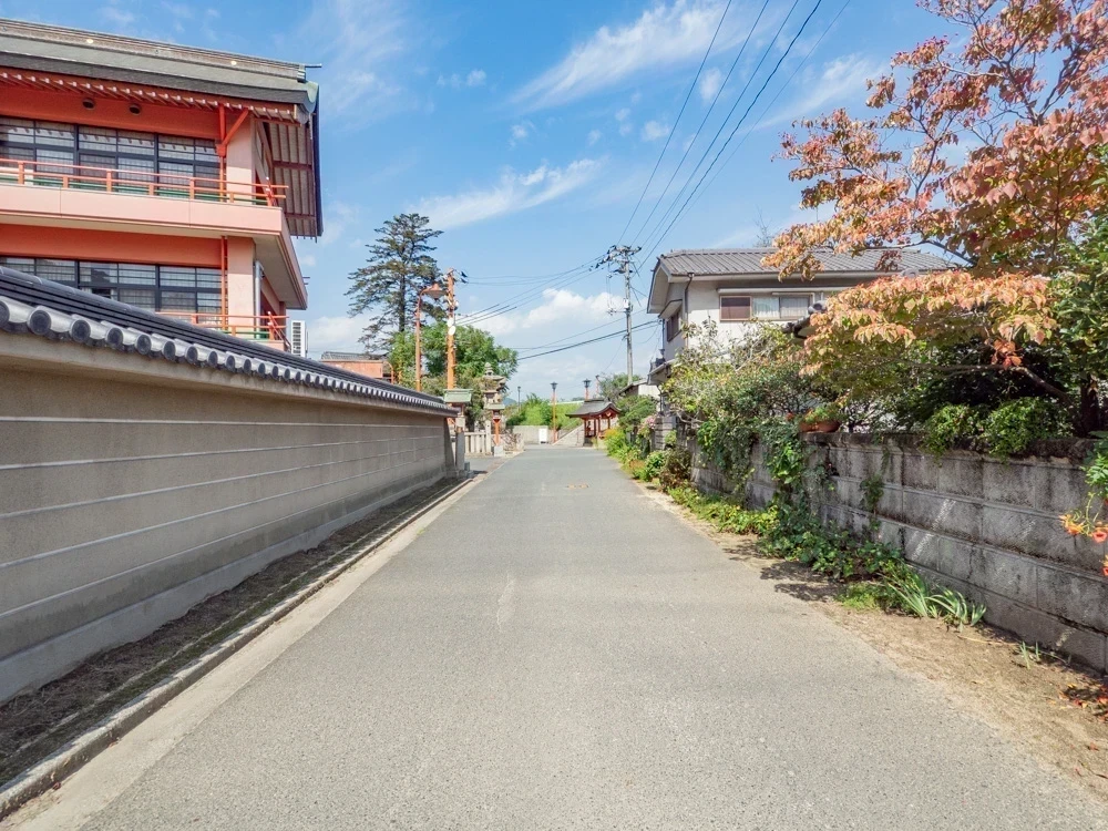 草戸稲荷神社：駐車場から境内への参道