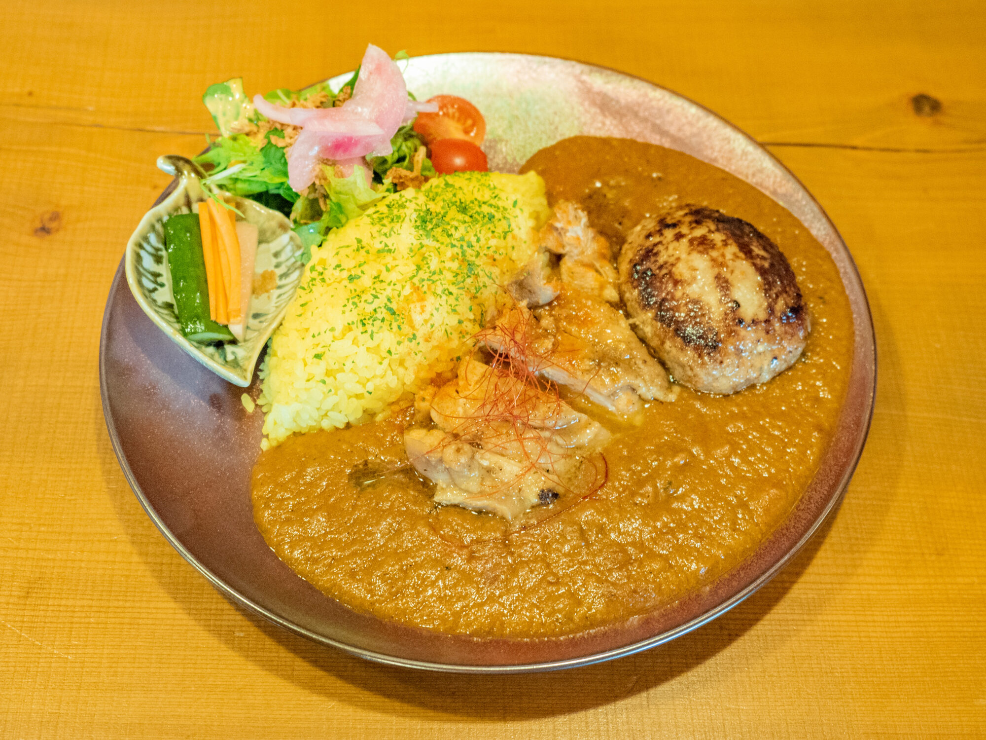 トッピング例：チキンカリーに手捏ね和牛ハンバーグをトッピング