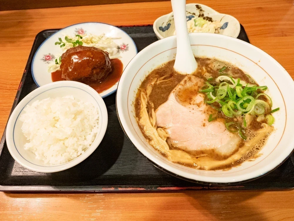 ランチの例 :ハンバーグとマカロニサラダ