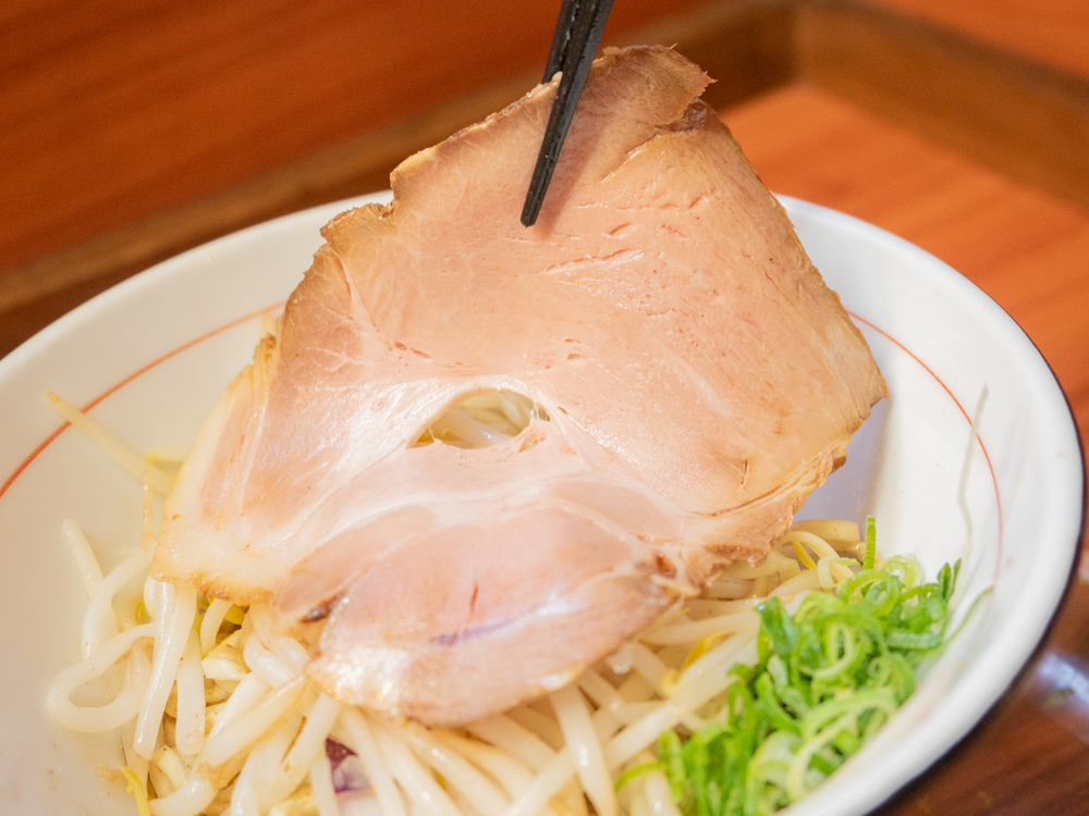 チャーシューを広げてみると、けっこう大きい