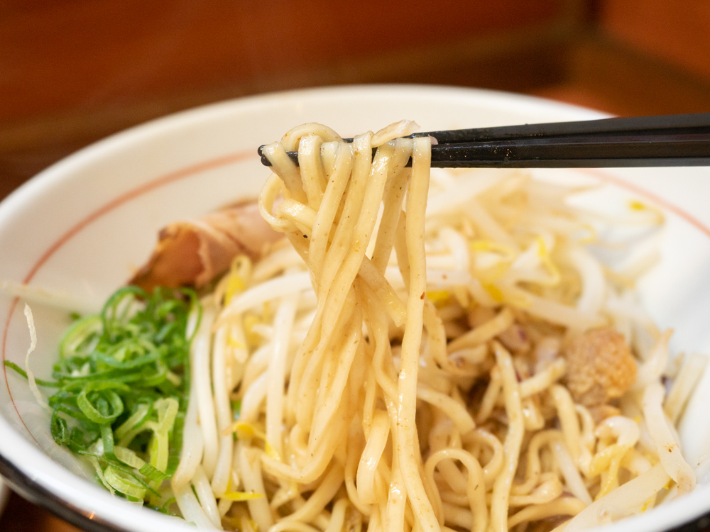 麺は、平打ち麺