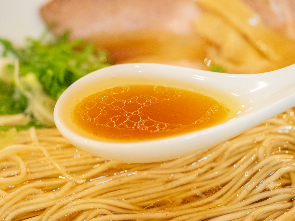 スープは透明感のある焦げ茶色