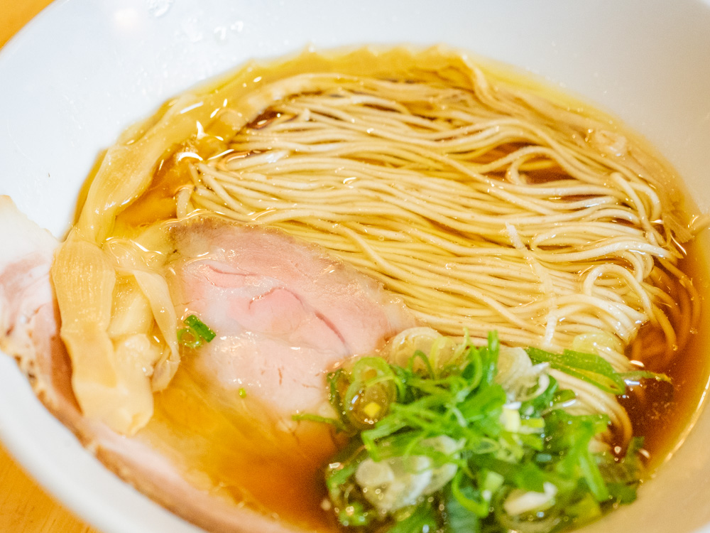 印象的なのが、丼の縁をふちどるような丸く盛りつけられた、細長い穂先メンマ