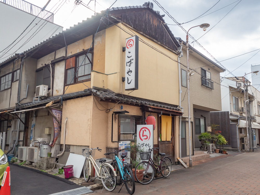古民家のような雰囲気の外観