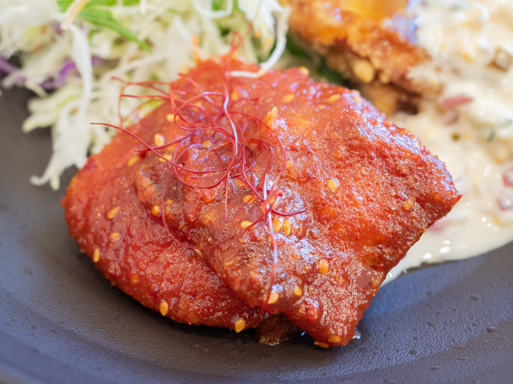 半々定食で注文した深紅から