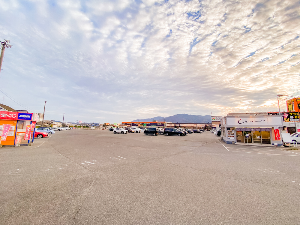ショッピングモールの駐車場の一角にあるのが、日鶏ひとりの店舗(写真右端)