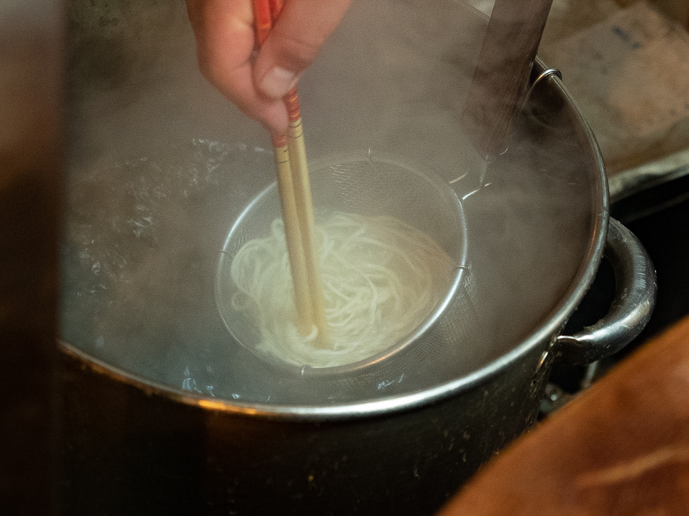 生麺を茹で上げているところ