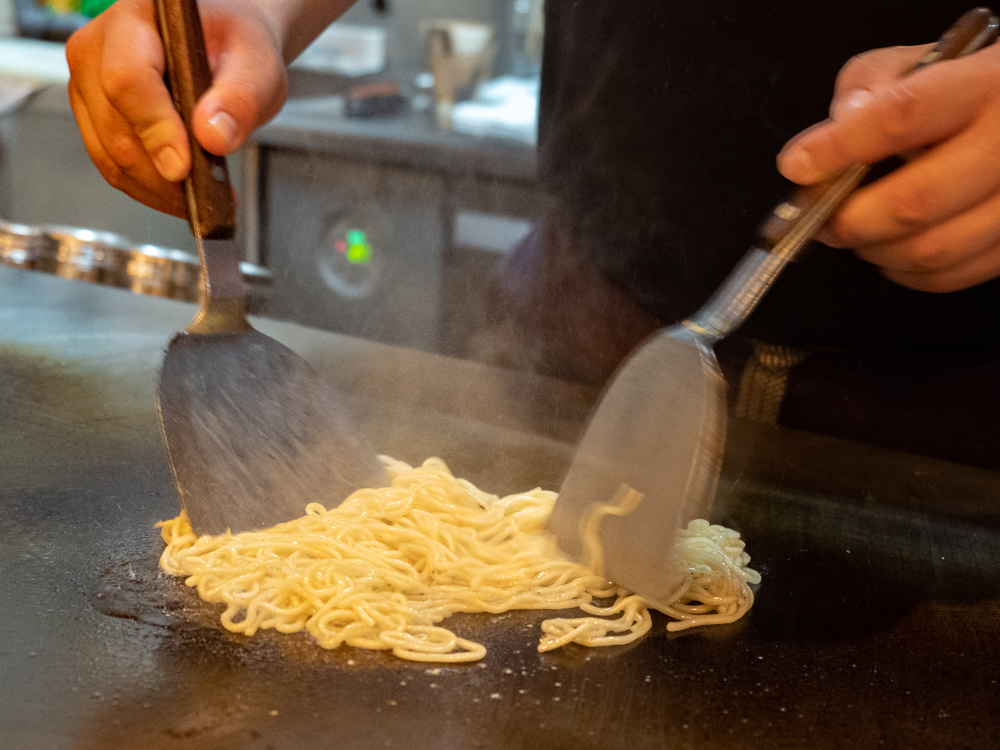 はっせい船町店。：お好み焼 調理風景 麺