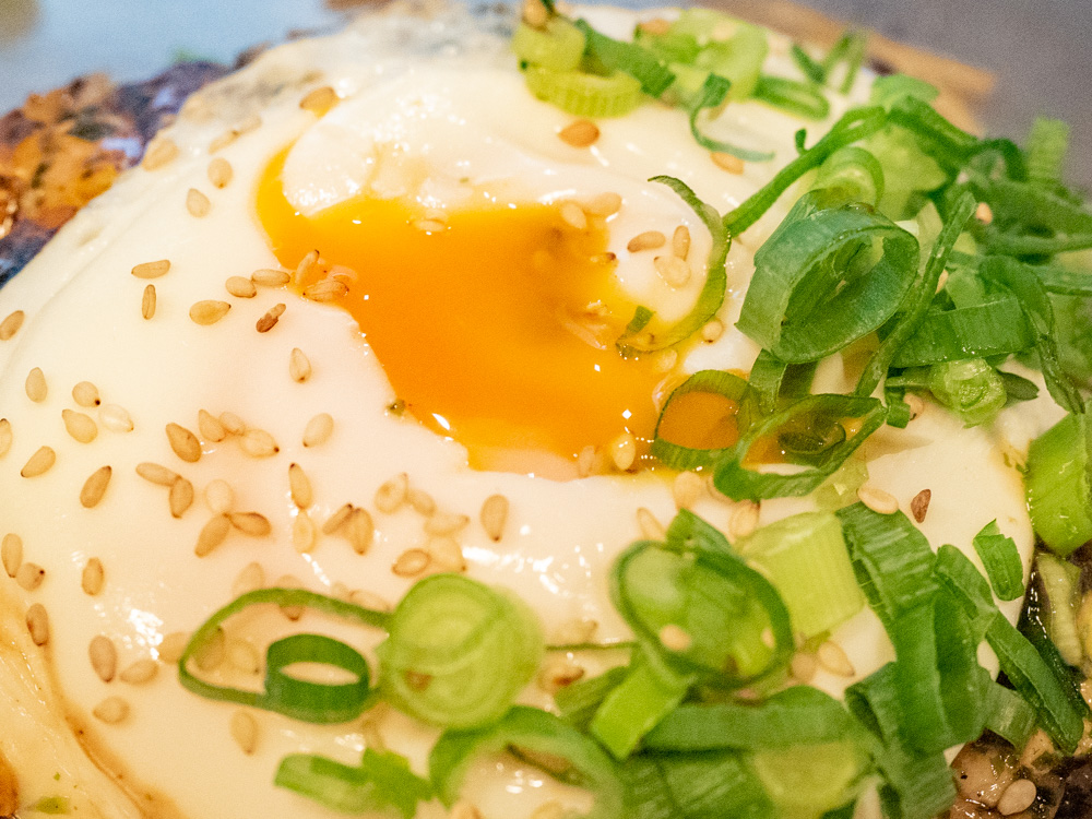玉子のコクでお好み焼の味がまろやかに