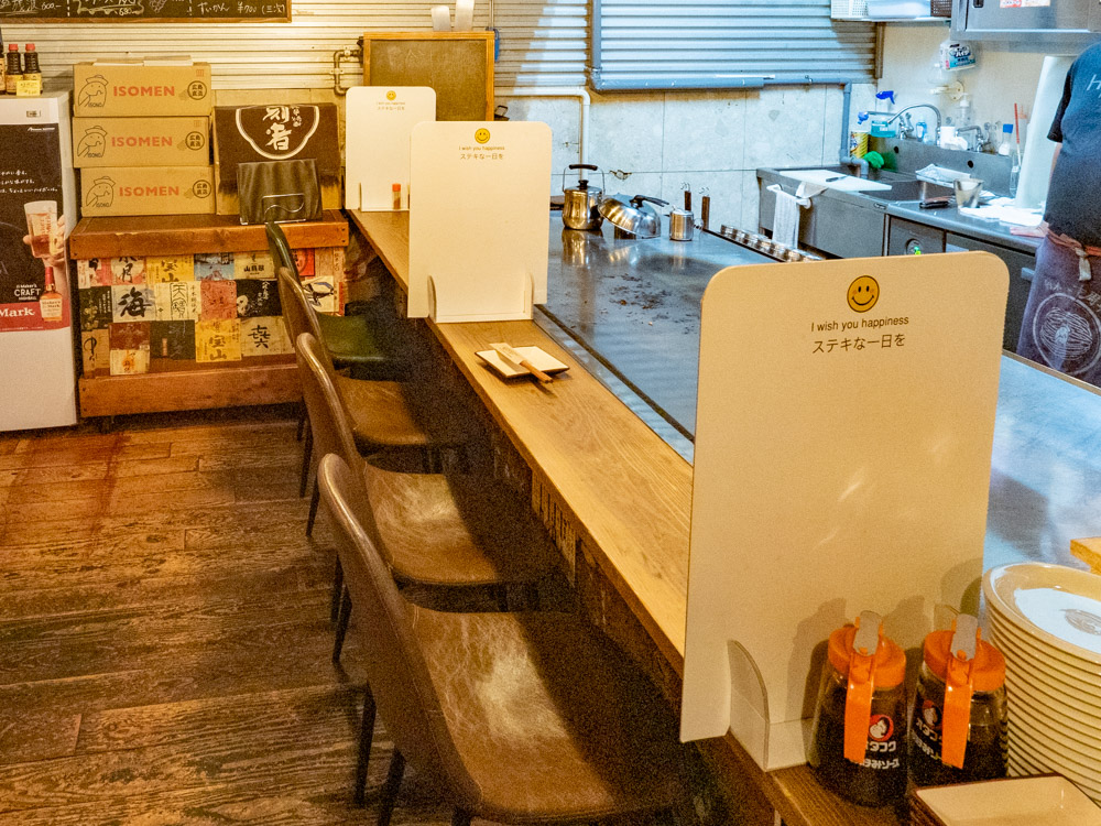 店に入るとまず目に飛び込んでくるのは、調理場でありカウンター席でもある鉄板