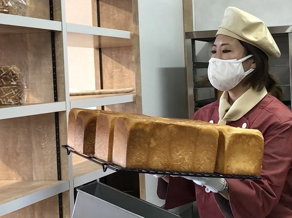 お、おいしいっ。う、うまっ。棚へ並べる