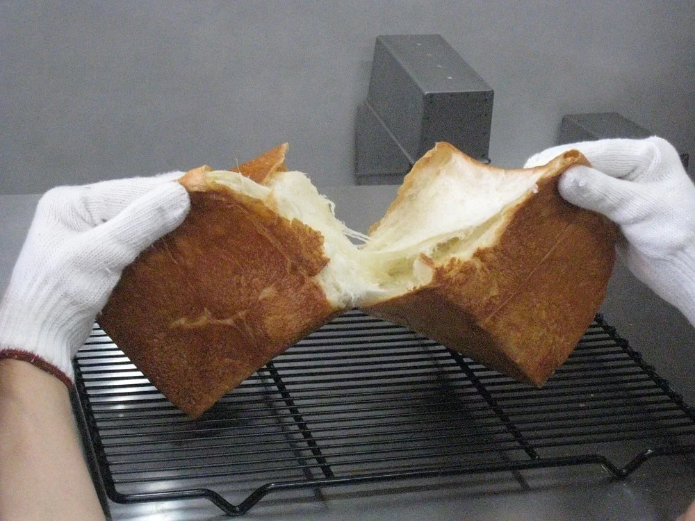 お、おいしいっ。う、うまっ。焼きたてふわふわ