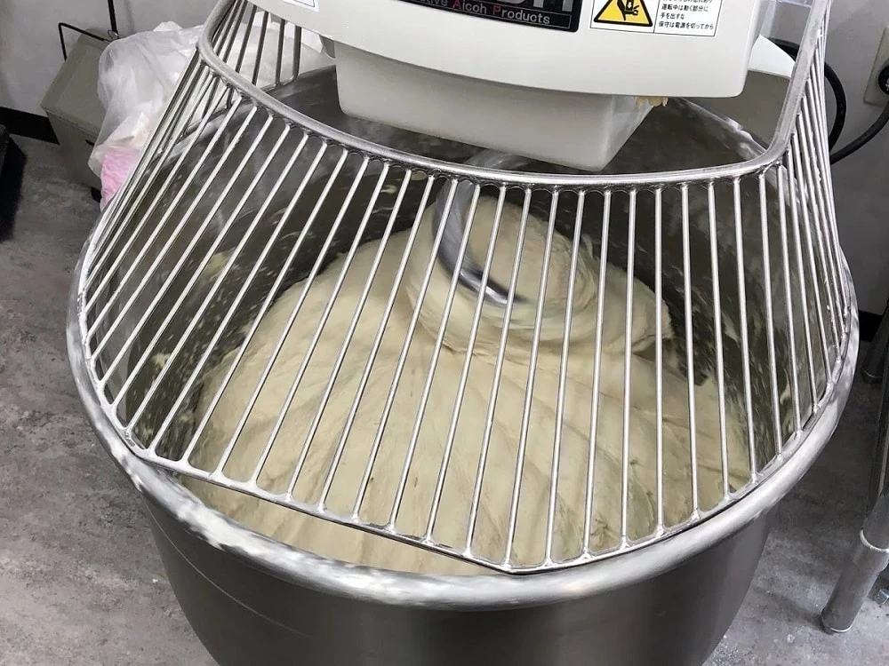 お、おいしいっ。う、うまっ。パン生地作り