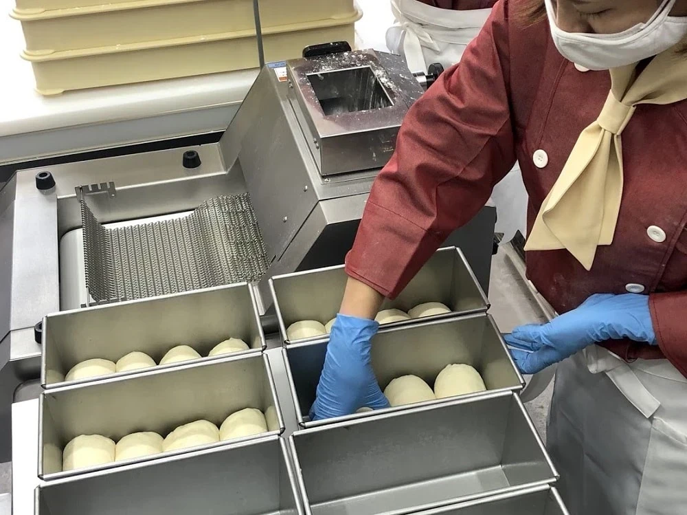 お、おいしいっ。う、うまっ。生地を型へ