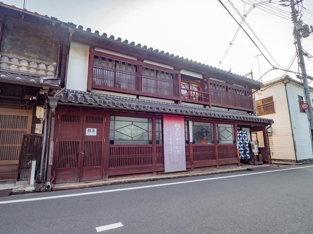 御舟宿 いろは 〜 坂本龍馬ゆかりの歴史ある町家が宮崎駿のデザインによって宿・食事処に生まれ変わる