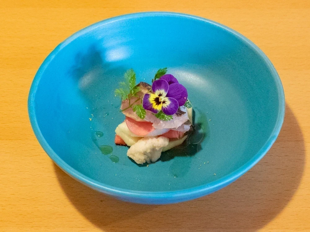 ルオント:炙り鰆のスモークと発酵野菜のミルフィーユ仕立て