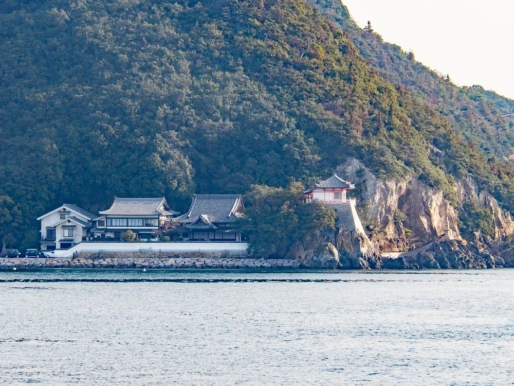 阿伏兎観音:田島から見る全景