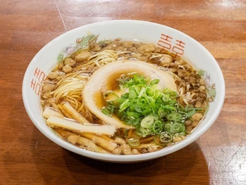 尾道ラーメン たに 〜 尾道駅の隣にある尾道ラーメン専門店。熱々のストレートスープがこだわり
