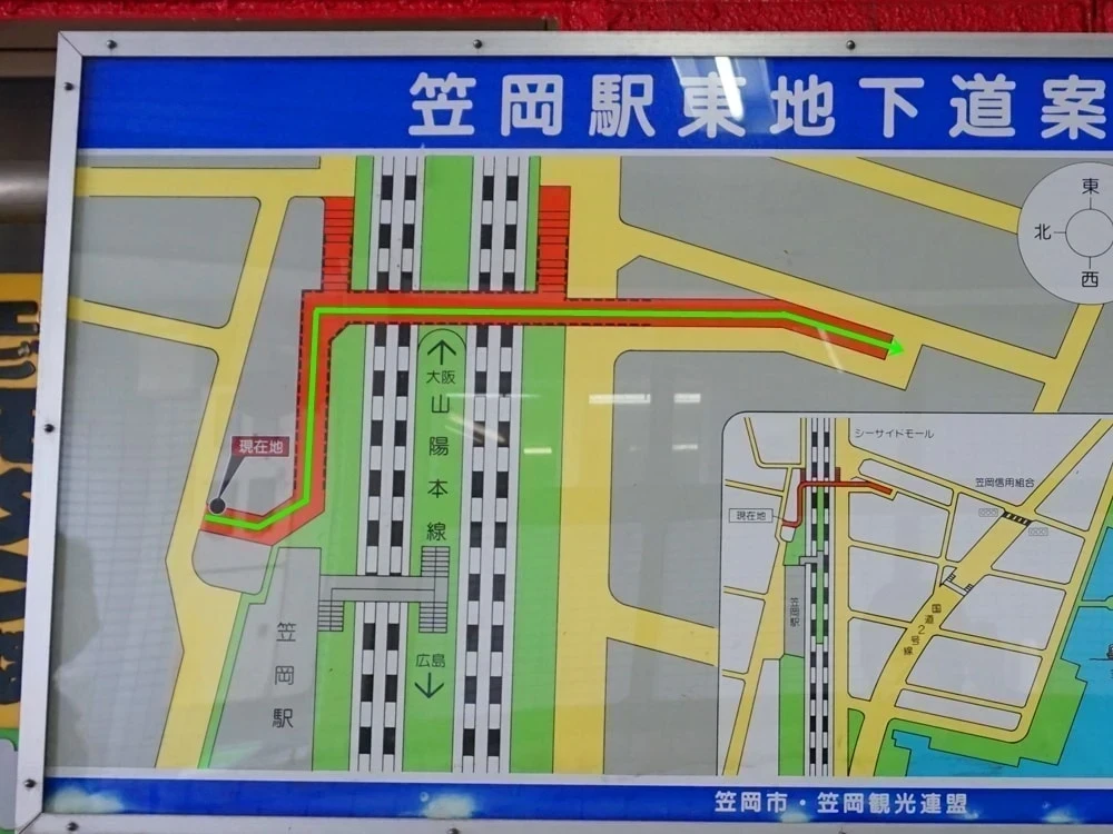 地下道の入り口左手に案内板