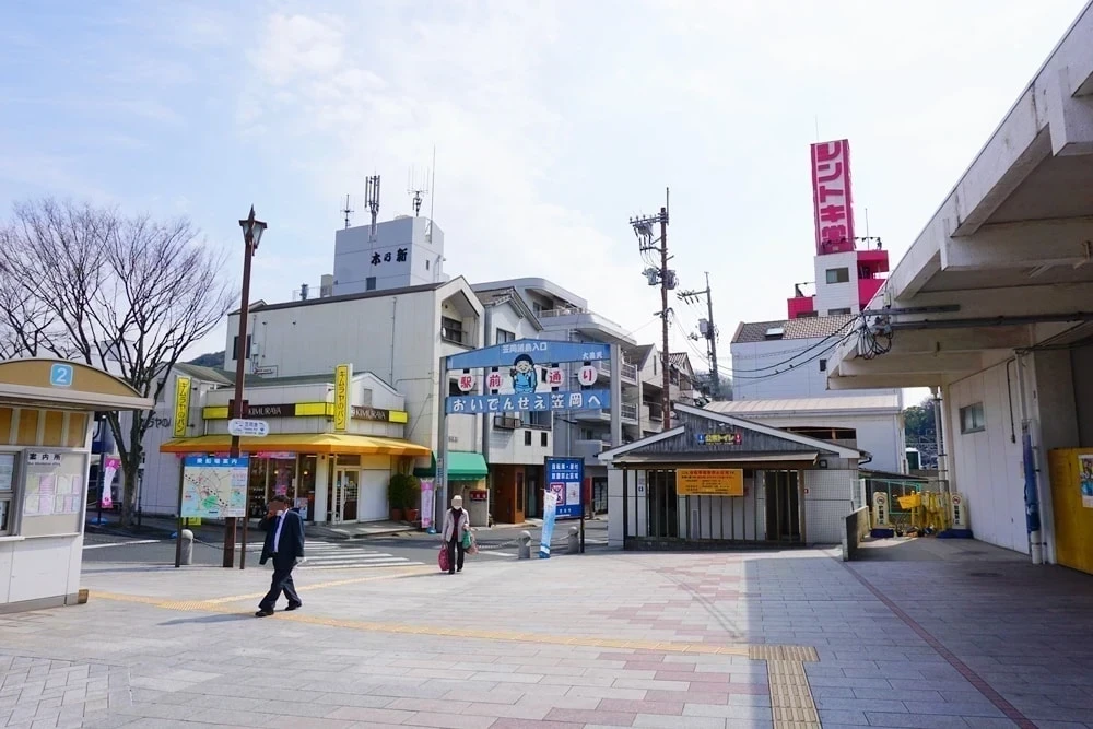 改札口を背にし、コンビニエンスストア「セブン-イレブン」がある方向を見た時