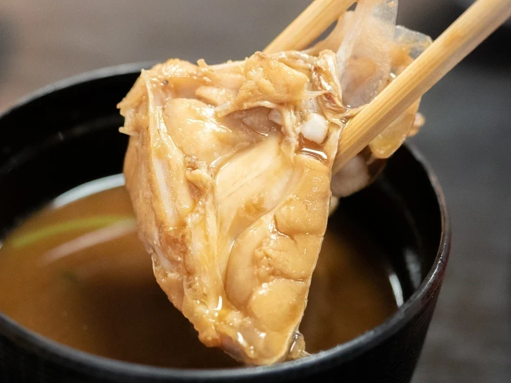 衣笠:四季定食の赤だしに入っていた鯛のアラ