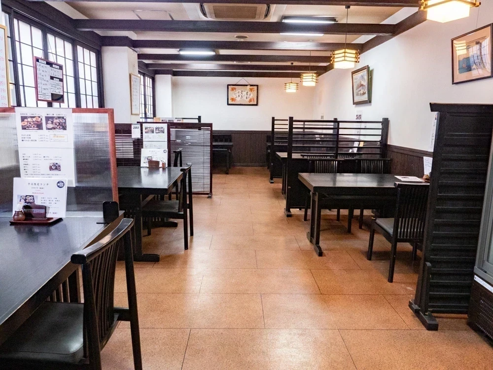 テーブル席がならぶ店内