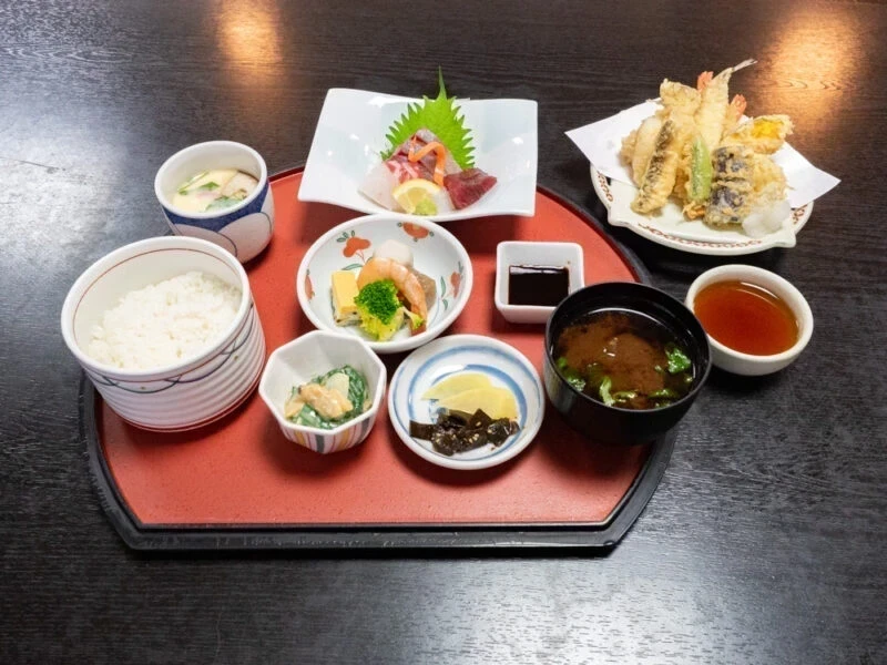 季節料理 衣笠 〜 各地から仕入れた四季折々の旬の食材を楽しめる。鯛めしなど鞆の浦名物の鯛料理も人気