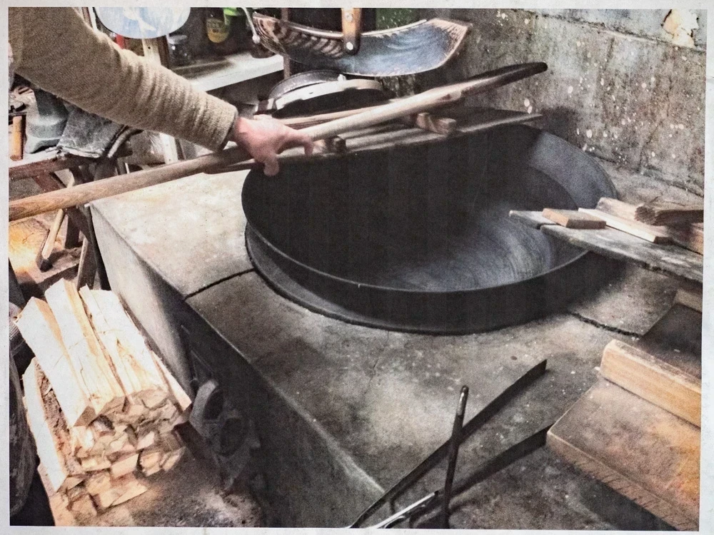 富久屋:餡を炊く鍋と薪