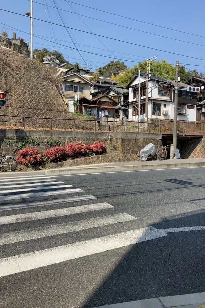 国道2号を渡る