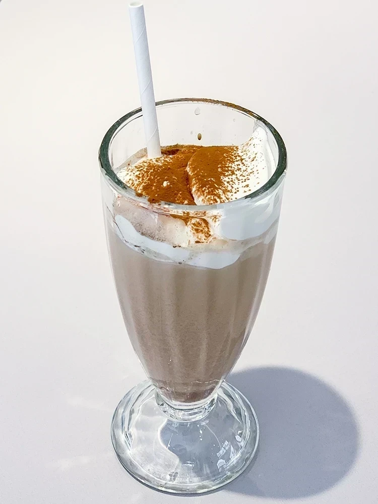 ウシオチョコラトルのチョコを使用「ウシオチョコオレ」(提供：Freeman Coffee)