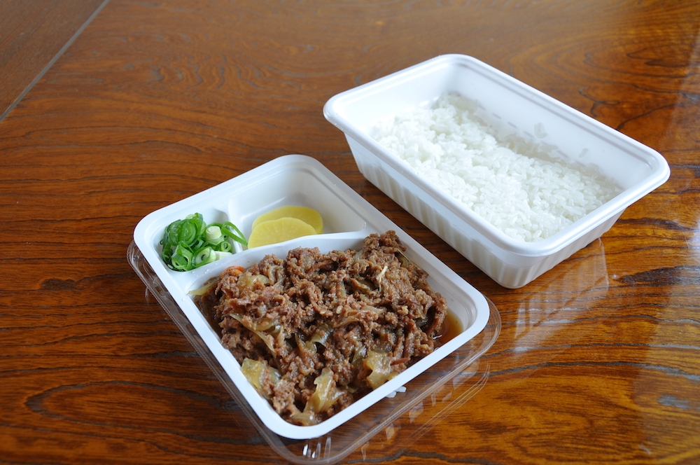 持ち帰り用の肉めし(写真提供:服部屋)