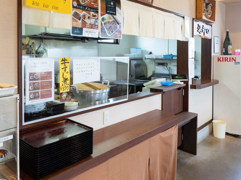 次に厨房に向かって右方向に進み、店員に注文(2021年撮影)